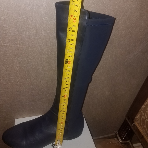 Gently worn Dan Sara 2 tone pair of boots - Picture 10 of 10